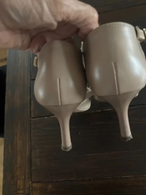 Pumps mit Riemchen nude