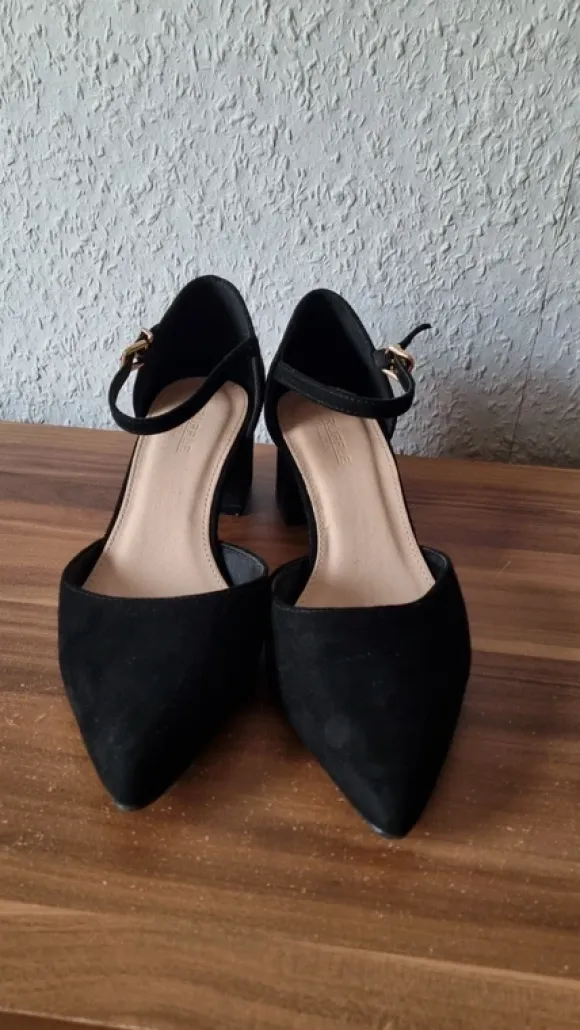 Riemchenpumps mit breiten Absatz