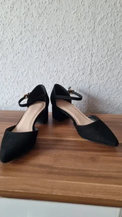 Riemchenpumps mit breiten Absatz