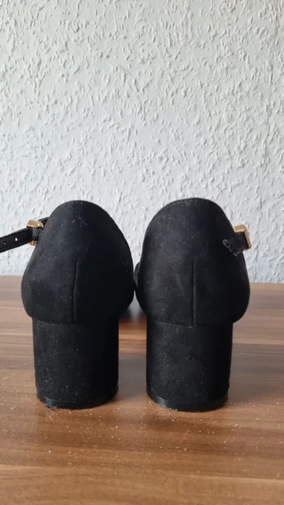 Riemchenpumps mit breiten Absatz