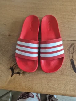 Rode adidas badslippers