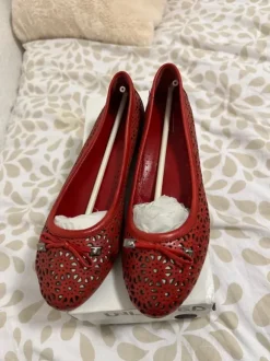 Rote Lochmuster-Ballerinas Laser cut Muster