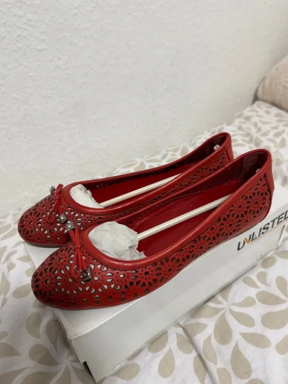 Rote Lochmuster-Ballerinas Laser cut Muster