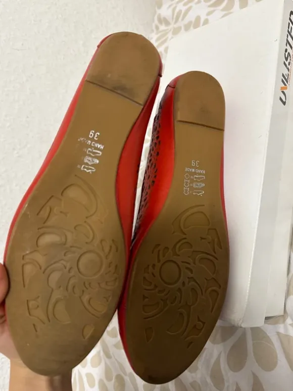 Rote Lochmuster-Ballerinas Laser cut Muster