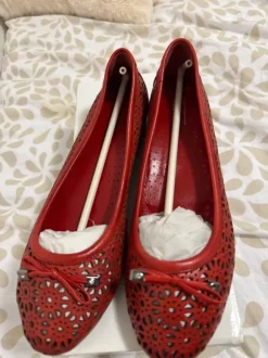 Rote Lochmuster-Ballerinas Laser cut Muster