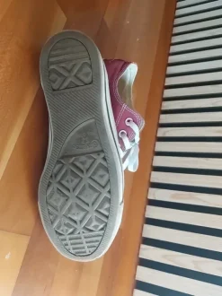Rote Converse