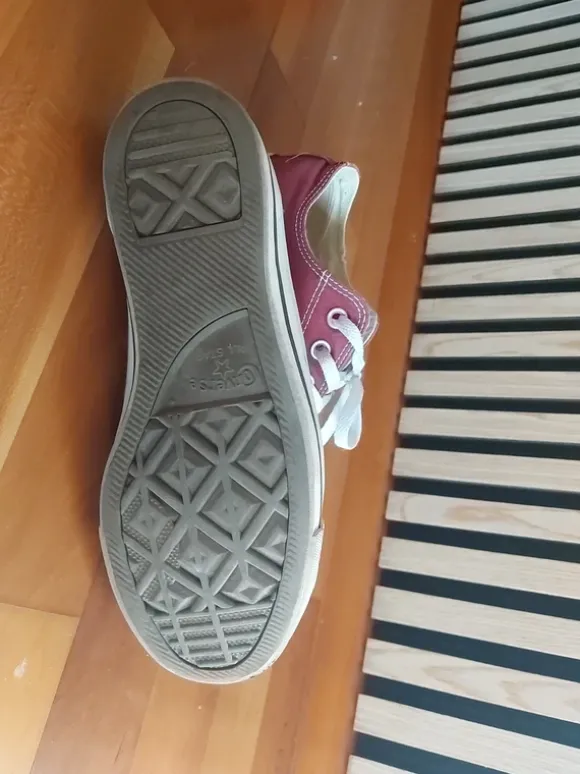 Rote Converse