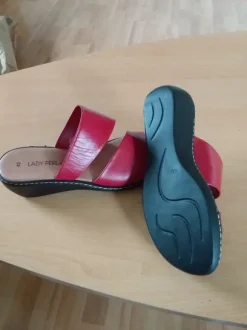 Rote Lederpantoletten