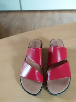 Rote Lederpantoletten