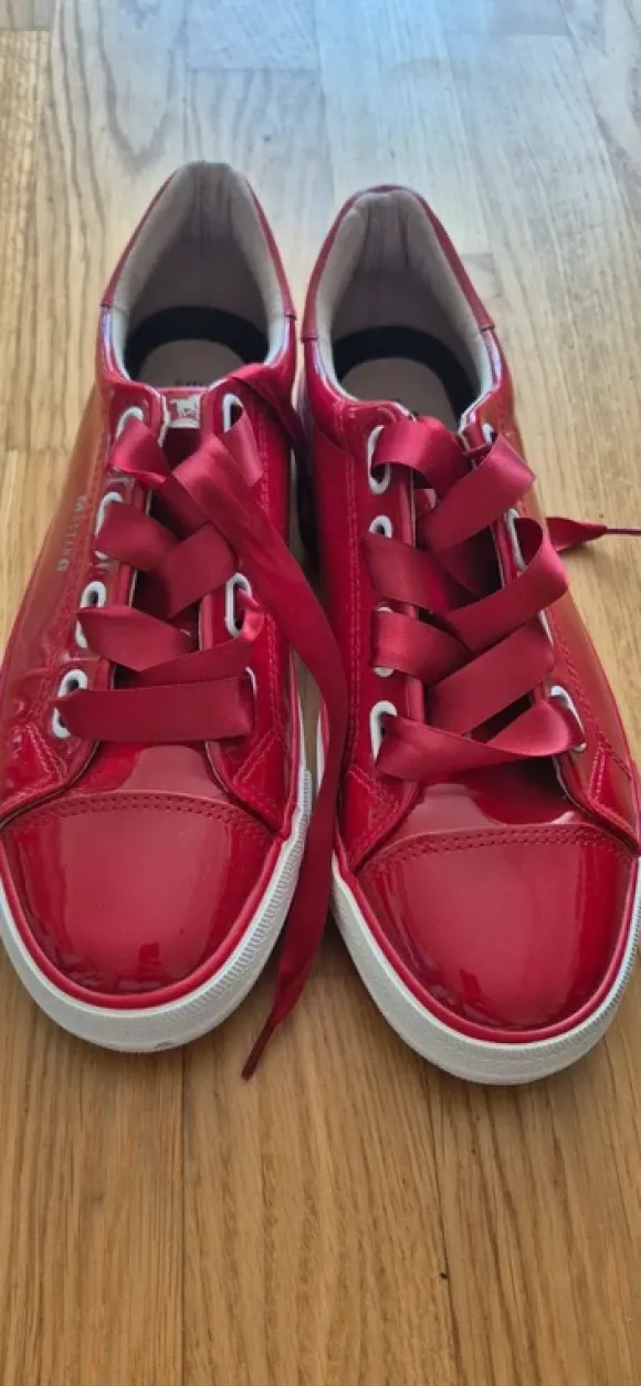 Roter Lack Turnschuh Mustang 42