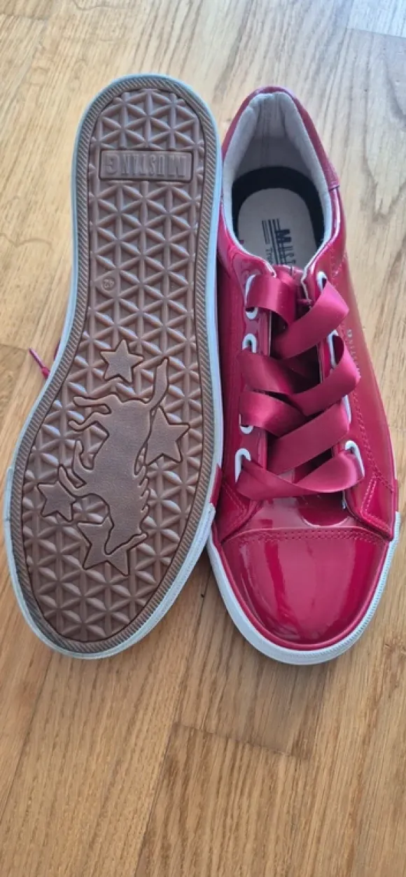 Roter Lack Turnschuh Mustang 42
