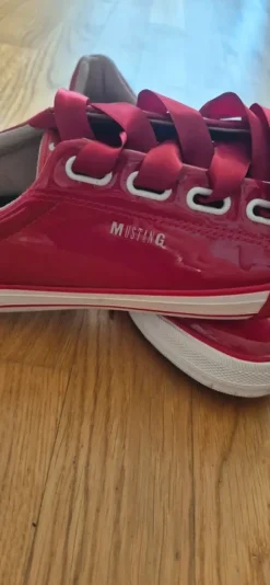 Roter Lack Turnschuh Mustang 42