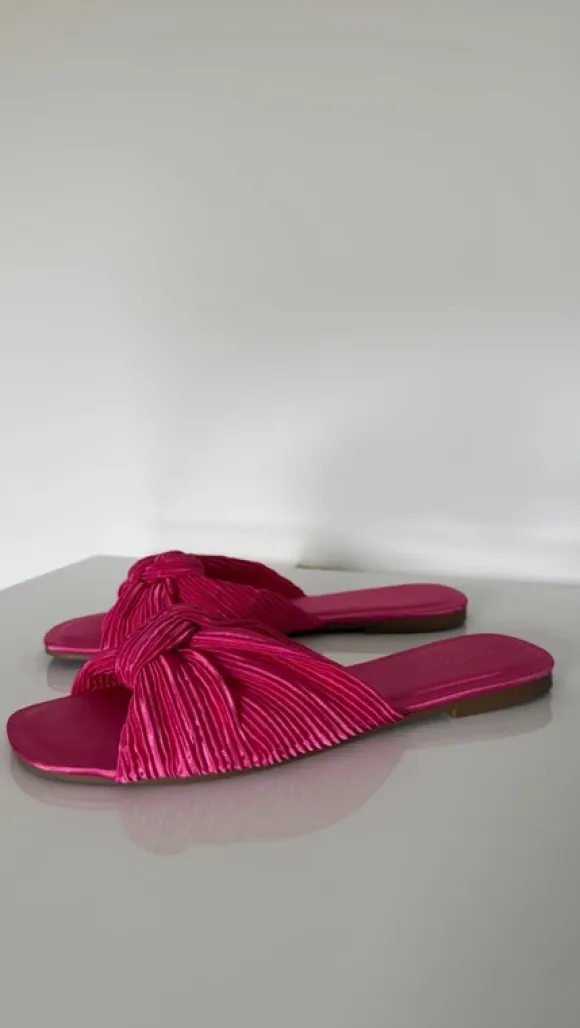 Roze nieuwe slippers met knoop van Primark