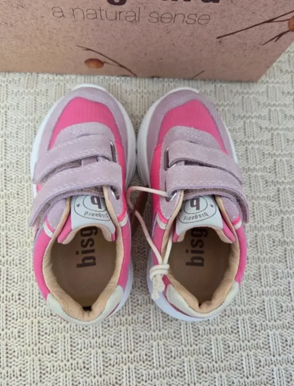 Roze suède sneakers met klittenband van Bisgaard, maat 22