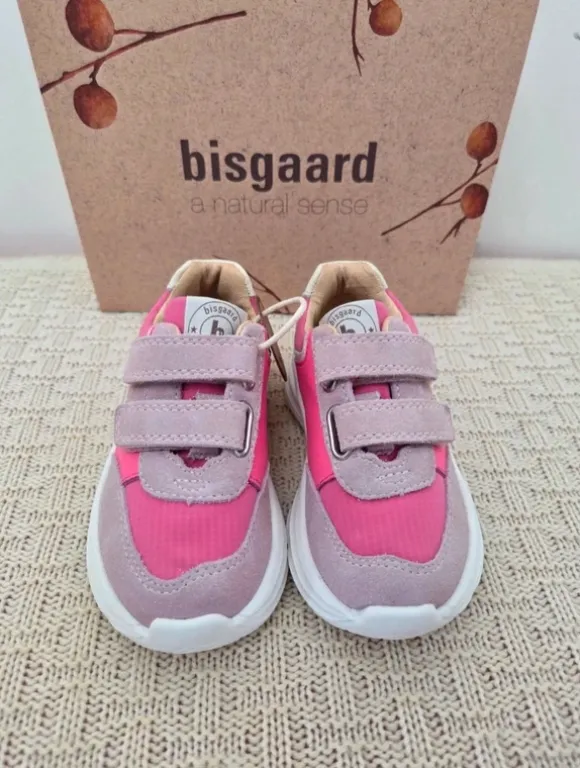 Roze suède sneakers met klittenband van Bisgaard, maat 22