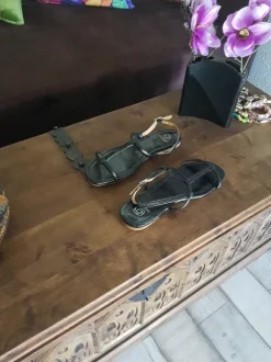 Sandalen ganz neu