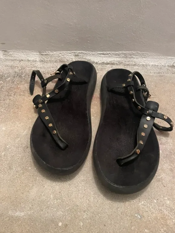 Sandalen met studs en mooie details aan gesp