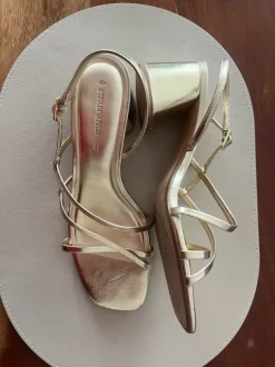Sandalen mit Absatz