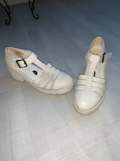 Sandalen mit Absatz in weiß