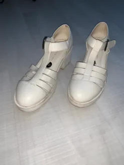Sandalen mit Absatz in weiß