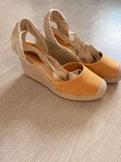 Sandalen mit Keilabsatz und Schnürung