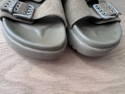 Sandalen Wildleder olivgrün Bershka