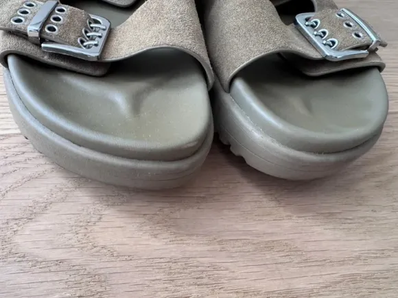Sandalen Wildleder olivgrün Bershka