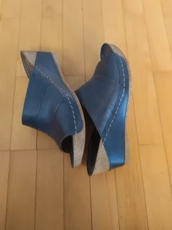 Schicker Schuh, Lauffläche und Spange aus Jeansblau gefärbtem Leder, Absatz Kunststoff