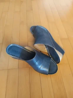 Schicker Schuh, Lauffläche und Spange aus Jeansblau gefärbtem Leder, Absatz Kunststoff