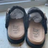 Schlappen/Hausschuhe in schwarz mit Leo Akzent