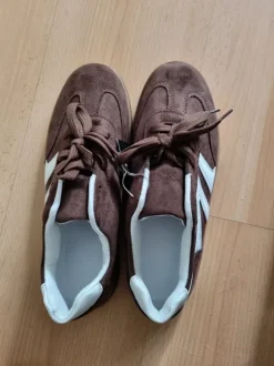 Schöne neue leichte braune Sneaker Größe 41