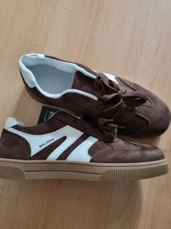 Schöne neue leichte braune Sneaker Größe 41