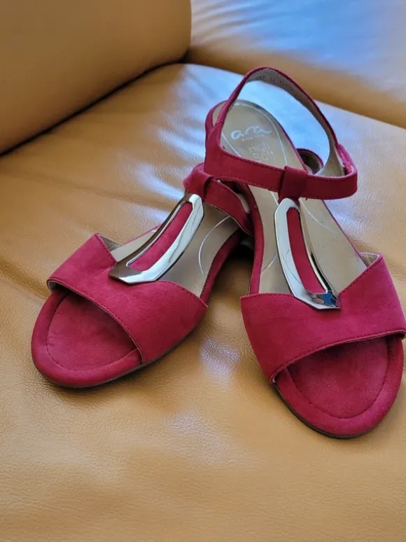 Schöne rote Sandalen von ARA
