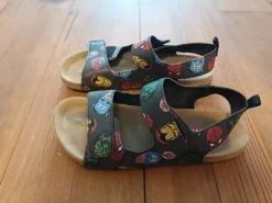 Schöne Sandalen "Marvel Superhelden" von H&M