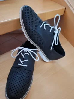 Schnürrschuhe Lochmuster