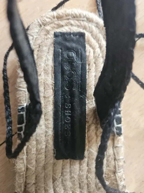 Schnürsandalen