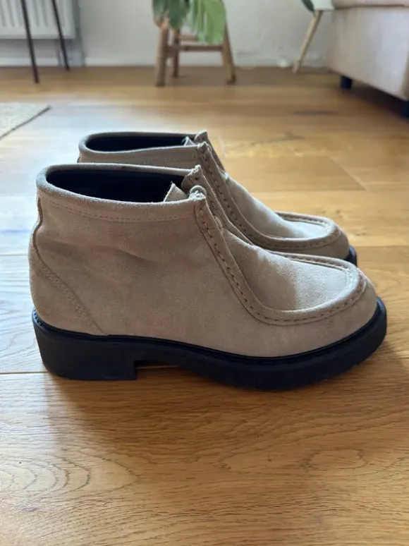 Schnürschuhe