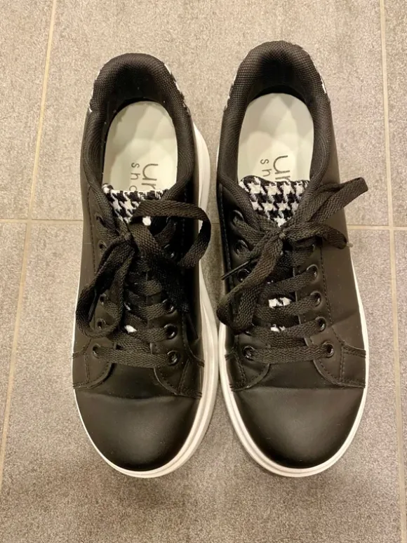 Schnürschuhe