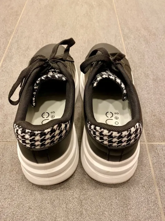 Schnürschuhe