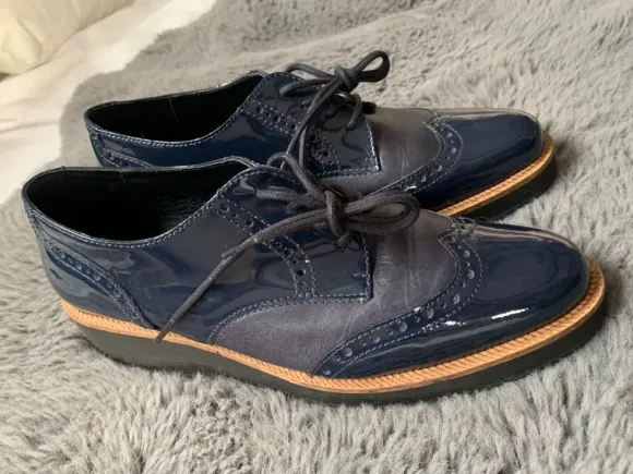 Schnürschuhe. Echtes Leder und Lackleder.