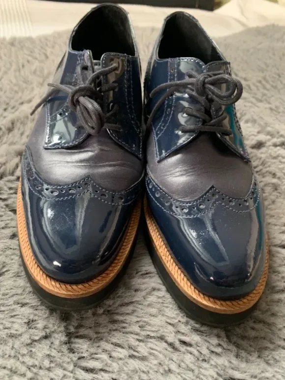 Schnürschuhe. Echtes Leder und Lackleder.
