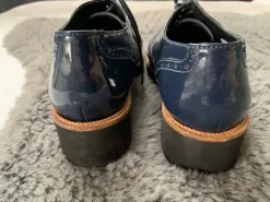 Schnürschuhe. Echtes Leder und Lackleder.