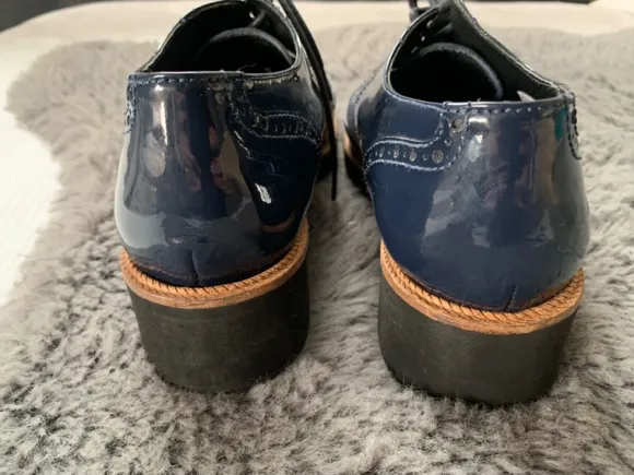 Schnürschuhe. Echtes Leder und Lackleder.