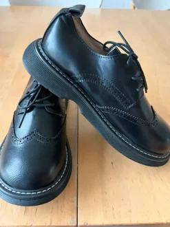 Schoen met brede neus