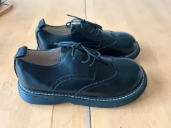 Schoen met brede neus