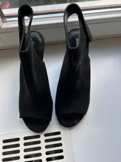 schwarze Absatzschuhe