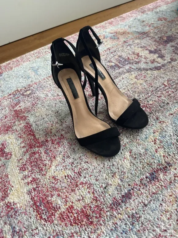 Schwarze Absatzschuhe