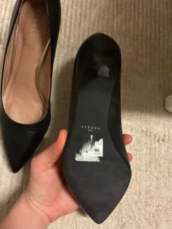 Schwarze Absatzschuhe spitz