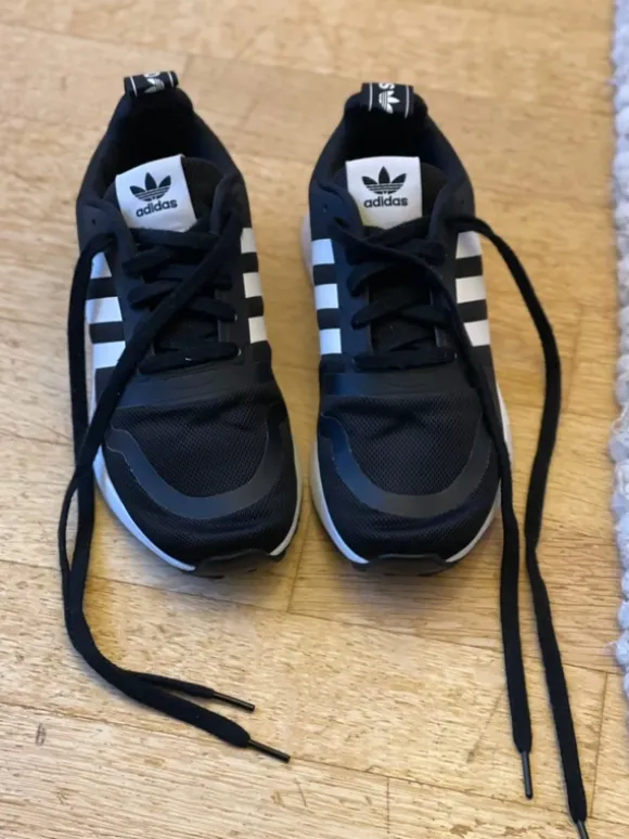 Schwarze Adidas Multix J G55537