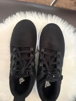 Schwarze Adidas Sportschuhe / Sneaker – kaum getragen – sehr bequem